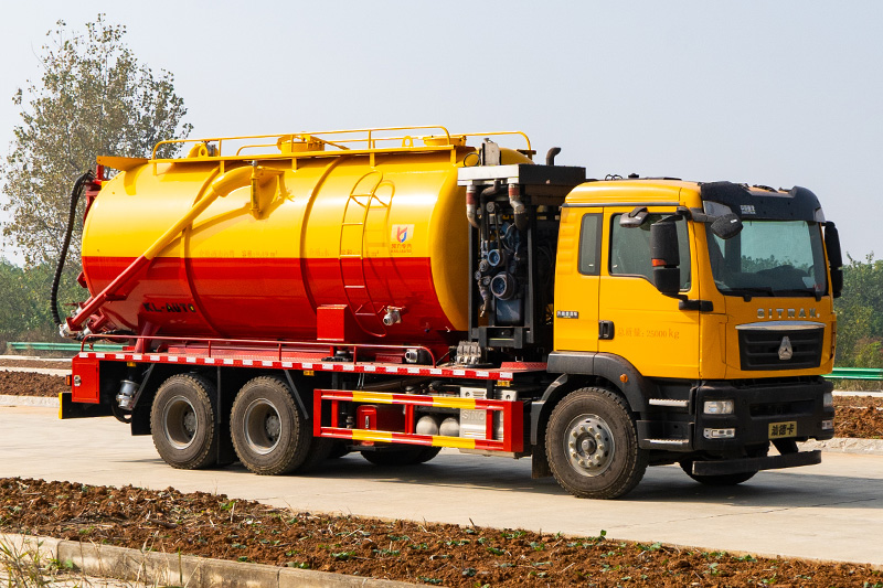 重汽汕德卡后双桥清洗吸污车（带副发）（一体罐）21方