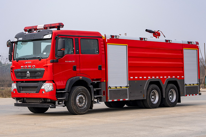 重汽豪沃后双桥泡沫消防车18方（外露）