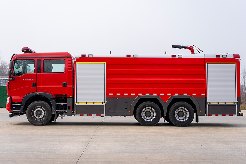 重汽豪沃后双桥泡沫消防车18方（外露）