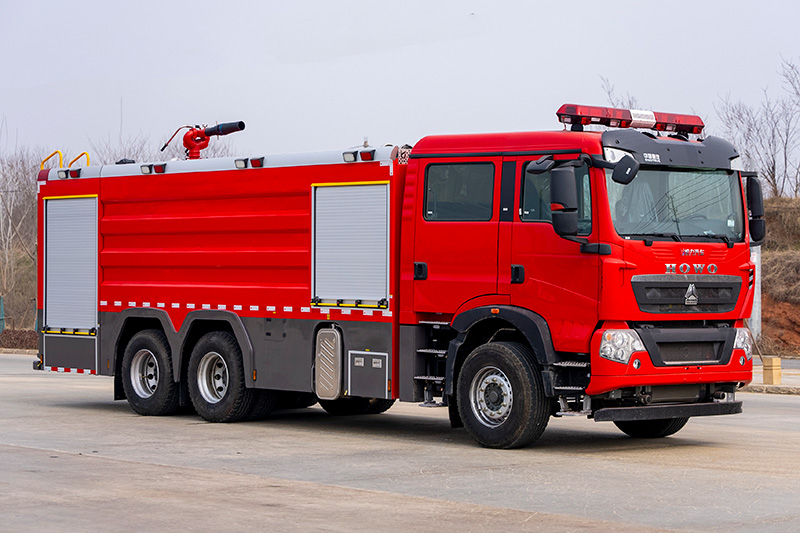 重汽豪沃后双桥泡沫消防车18方（外露）