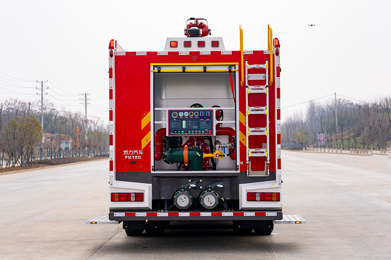 重汽豪沃后双桥泡沫消防车18方（外露）