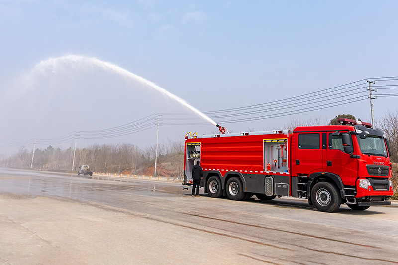 重汽豪沃后双桥泡沫消防车18方（外露）